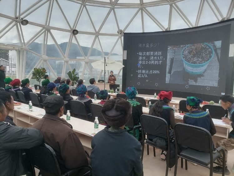 省重点实验室科研人员在昭觉县三岔河镇开展授课培训