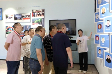 参观校史馆 (6) 参观校史馆 (6)