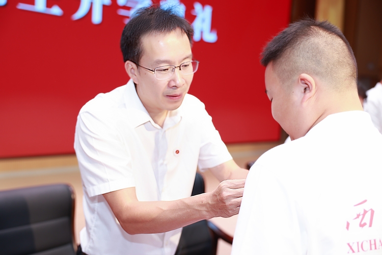 朱占元佩戴校徽 拷贝 朱占元佩戴校徽 拷贝