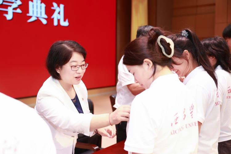 白洁佩戴校徽 拷贝 白洁佩戴校徽 拷贝