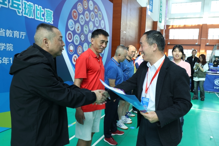 胡卫锋为男单颁奖 (4)