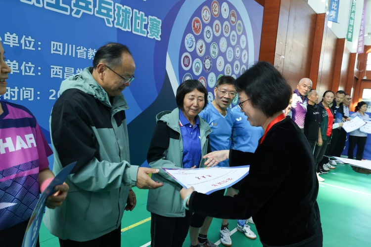 姚岚为混双颁奖 (15)