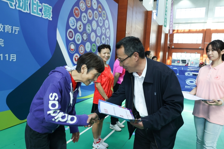 胡青龙为女单颁奖 (3)